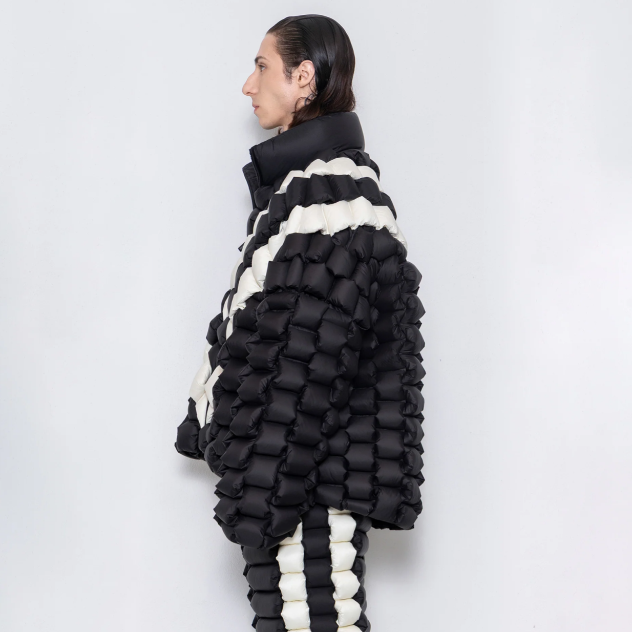 Raxxy Black and White V pattern