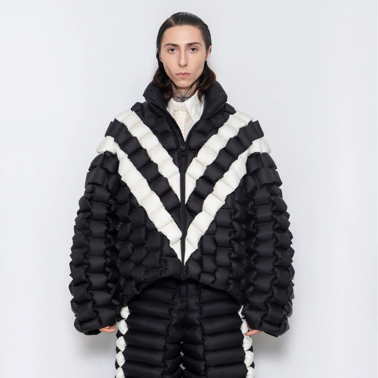 Raxxy Black and White V pattern