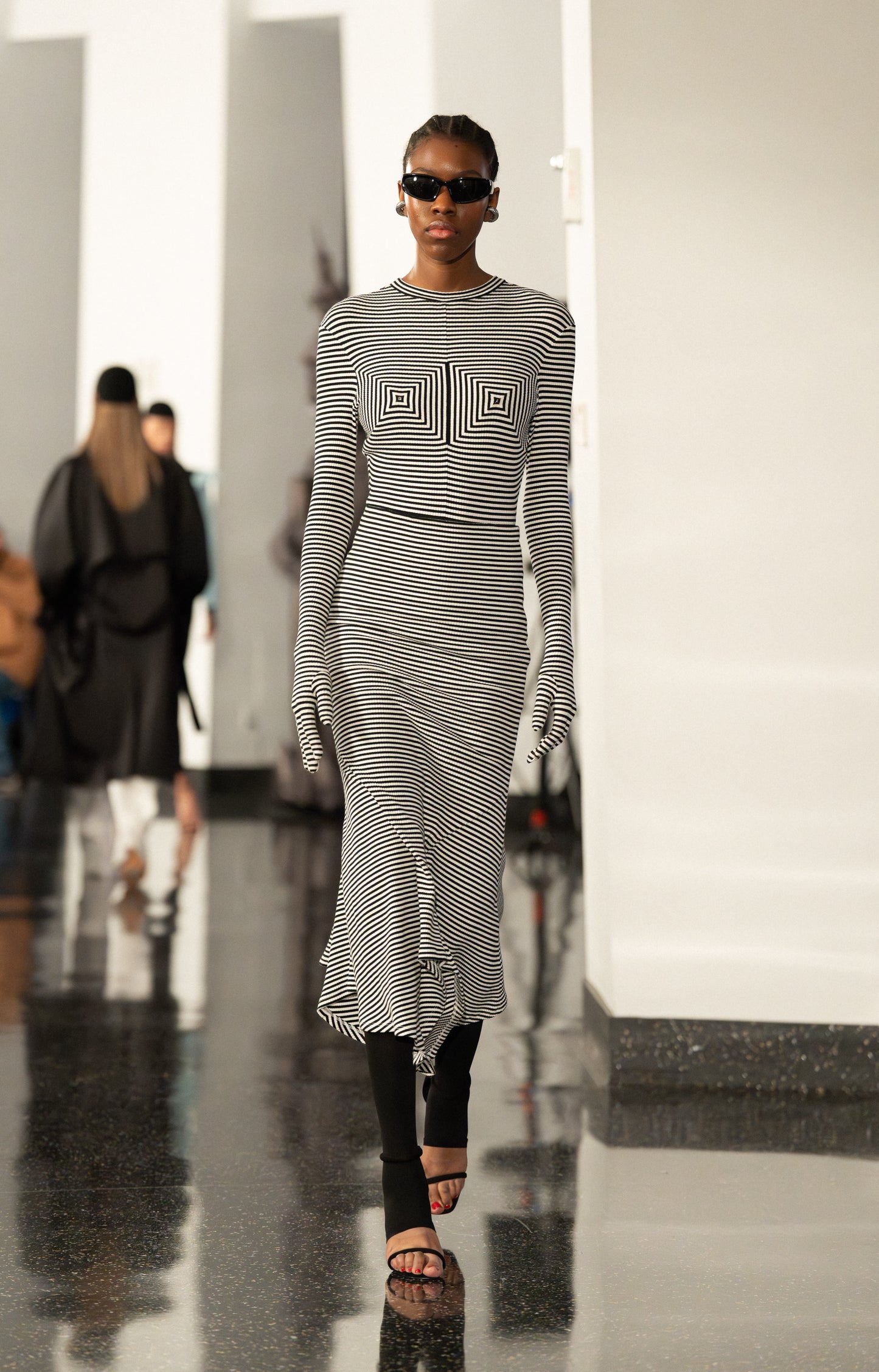 VICKTEERUT Knit Dress with Integrated Gloves
