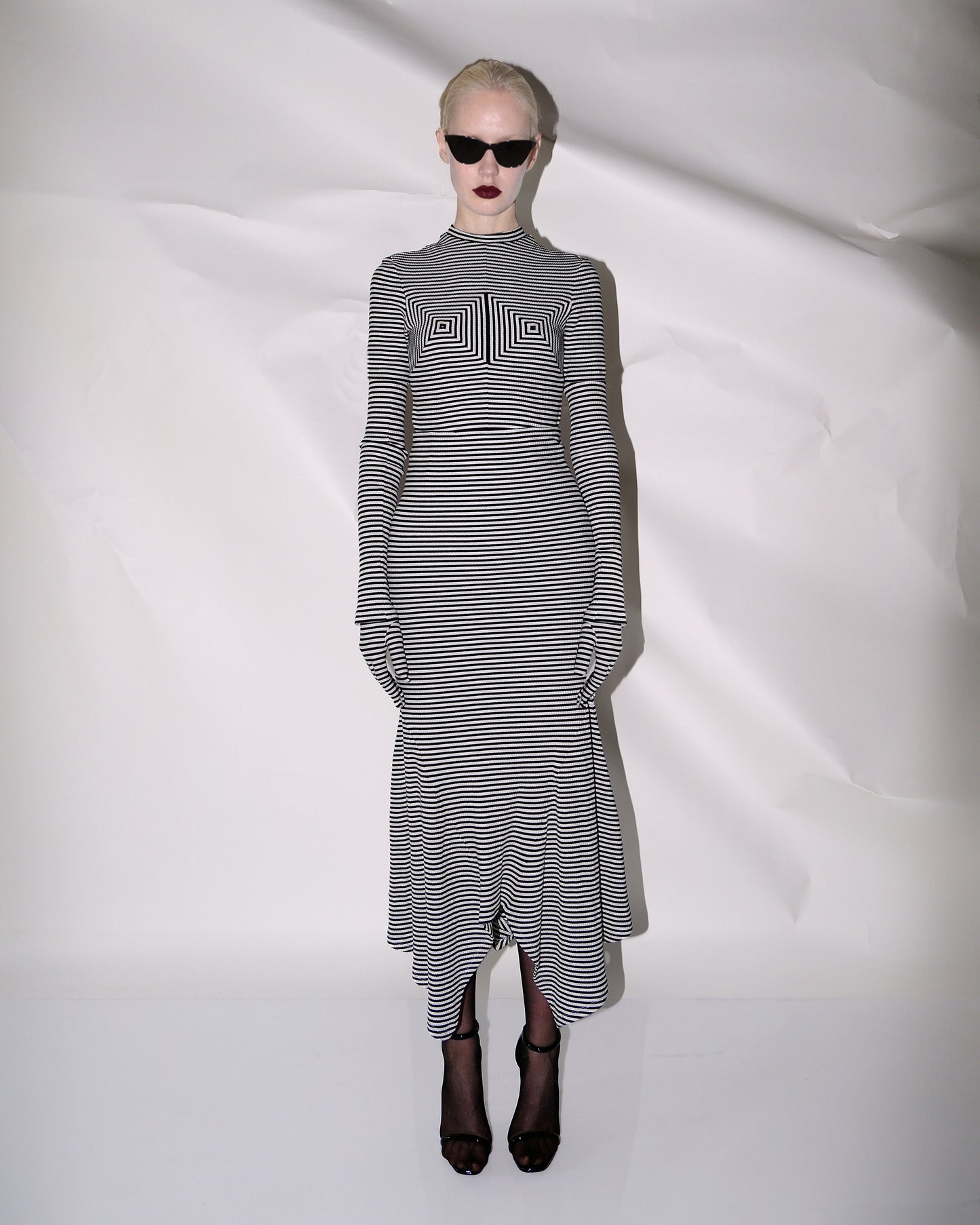 VICKTEERUT Knit Dress with Integrated Gloves